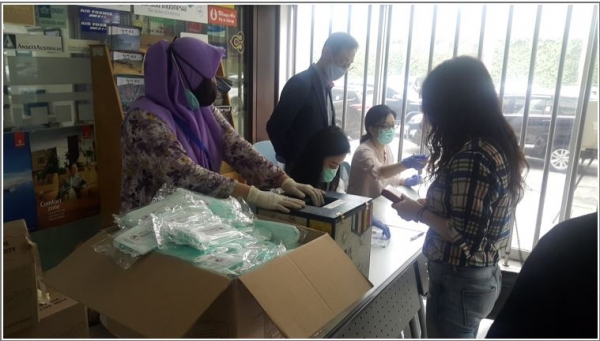인도네시아 한인회가 지난 23일 한인 교민들을 대상으로 마스크를 무상으로 나눠주고 있다. 사진= 배동선 통신원
