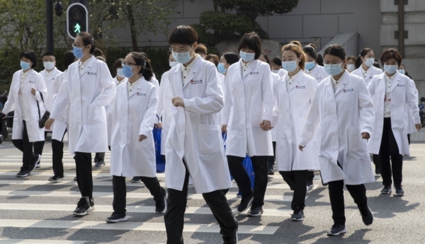 중국 후베이성 우한의 봉쇄 조치 해제를 앞두고 베이징에서 지원 나온 의료진들이 업무를 쉬고 공원 인근을 걷고 있다. 사진=AP/연합뉴스