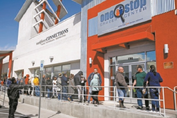 지난 17일 미국 네바다주 라스베이거스에 위치한 주정부 취업센터에 실업수당을 받으려는 사람들이 줄을 지어 서있다. 사진=연합뉴스