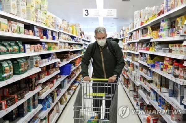 한 남성이 마스크를 쓴 채 슈퍼마켓에서 쇼핑을 하고 있다. 사진=연합뉴스