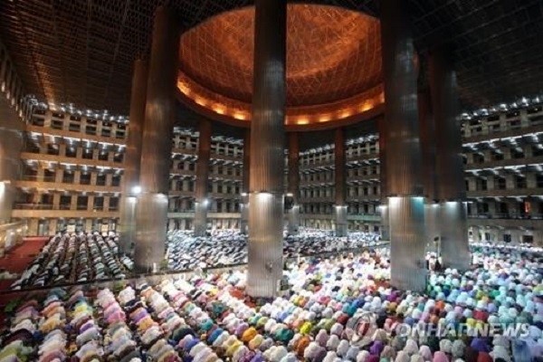 지난해 인도네시아의 한 모스크에서 이슬람 교도들이 예배를 드리고 있다. 사진=연합뉴스