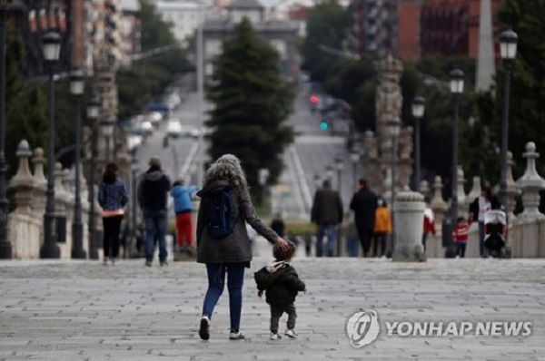 스페인의 봉쇄 조치가 완화됨에 따라 6주만에 거리로 나온 아이들이 여유롭게 길을 걷고 있다. 사진=연합뉴스