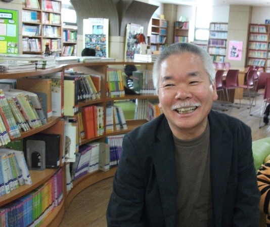 흰 수염으로 150살 선생님으로 통하는 송언 작가. 사진=웅진 주니어 블로그