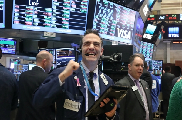 뉴욕증권거래소(NYSE)에서 5일(현지시간) 주요 지수는 각국의 경제 재개 기대와 국제유가 반등에 힘입어 이틀째 상승세를 이어갔다. 사진=KNOW