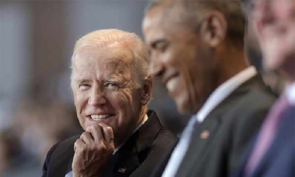 버락 오바마 전 대통령(오른쪽)을 조 바이든 전 부통령(왼쪽)이 웃으며 바라보고 있다. 사진=연합뉴스