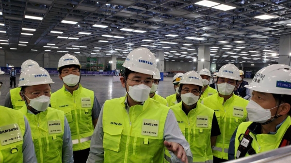 이재용 삼성전자 부회장이 18일 중국 산시성에 위치한 삼성전자 시안반도체 사업장을 방문, 직원들과 함께 생산시설을 돌아보며 현장을 점검하고 있다. 사진제공=삼성전자.