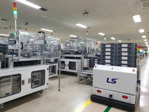LS ELECTRIC 청주 스마트공장에서 무인운반차(AGV)가 생산된 전자접촉기 완제품을 실어 나르고 있다. 사진제공=LS그룹