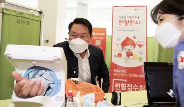 최태원 SK그룹 회장이 헌혈에 앞서 혈압을 측정하고 있다. 사진=SK
