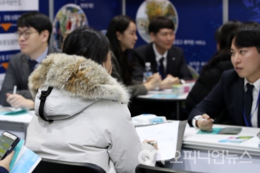한 취업준비생이 지난 1월 서울 양재동 aT센터에서 열린 ‘2020년 공공기관 채용정보 박람회’에 참석해 상담을 받고있다. 사진=연합뉴스
