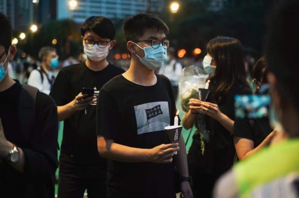조슈아 웡(黃之鋒) 홍콩 데모시스토당 비서장이 4일 저녁 빅토리아공원에서 열린 천안문 희생자 추모 기념 집회에 참석, 촛불을 들고 있다. 