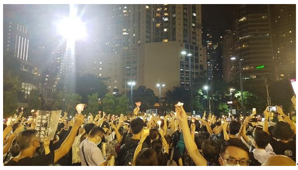 지난 4일 당국의 집회금지령에도 불구하고 톈안먼 시위 희생자 추모집회를 강행한 홍콩 시민들이 빅토리아공원에 모여 촛불을 들고 있다. 사진=짐호영 홍콩통신원.
