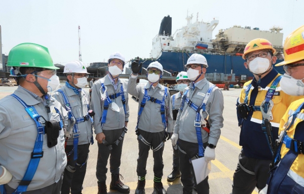 권오갑 회장이 8일(월) 현대중공업 울산 본사를 찾아 선박 건조 현장을 직접 둘러보며 근로자들의 안전을 점검했다