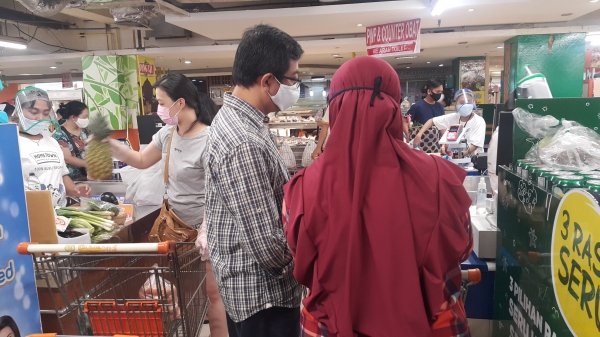 인도네시아 북부 자카르타 아르타가딩 몰의 디아몬 슈퍼마켓 계산대. 슈퍼 직원들은 투명 얼굴 가리개까지 쓰고 있다. 사진= 배동선 통신원