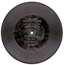 그라모폰의 기록매체, LP와 유사하게 생겼다. 실제 LP의 원조격이다. 사진=위키피디아.