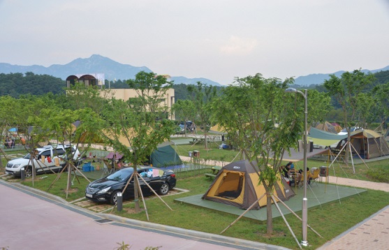 섬진강 강변의 아름다운 캠핑장 '향가오토캠핑장'.사진=한국관광공사