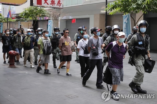 지난 1일 홍콩 코즈웨이 베이 지구에서 홍콩 경찰이 시위 가담자들을 연행하고 있다. 사진=연합뉴스