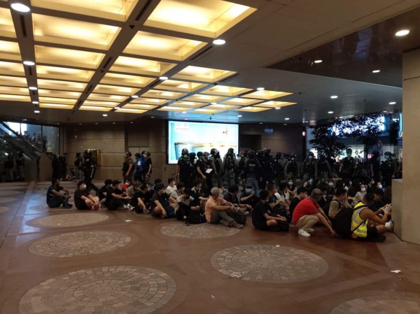 홍콩 도심에서 벌어진 1일 보안법반대시위에서 경찰에 연행되는 시민들이 지하보도로 끌려내려가 경찰호송차를 기다리며 일렬로 앉아있다. 사진제공=홍콩Studio Incendo.