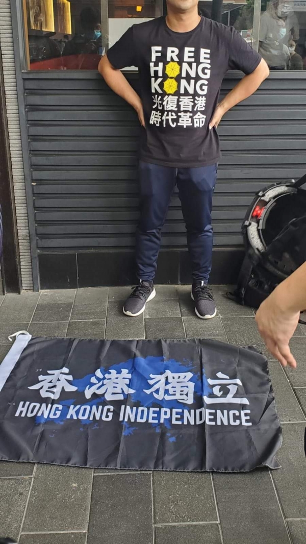 홍콩 경찰은 페이스북을 통해 1일 홍콩 보안법 위반 혐의 첫 적발이라는 설명을 붙인 사진을 공개했다. 보안법 위반 혐의로 홍콩에서 처음 연행된 시민의 인적사항이 공개되진 않았다. 이 시민은 홍콩 자유라는 영문 표기가 선명한 티셔츠를 입고 시위에 참가한 것으로 보인다. 사진=홍콩경찰 페이스북 캡쳐.