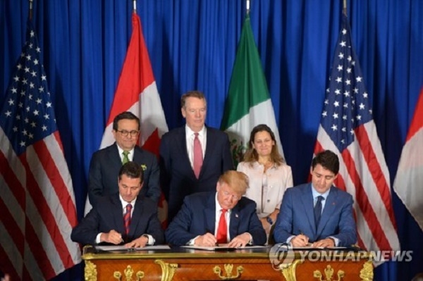 니에토 멕시코 대통령(아래 왼쪽)과 트럼프 미국 대통령(아래 가운데), 트뤼도 캐나다 총리(아래 오른쪽)가 지난해 11월 30일 USMCA 무역협정에 서명하고 있다. 사진=연합뉴스