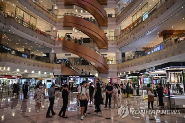중국 상하이에 위치한 한 쇼핑몰에서 시민들이 쇼핑을 하고 있다. 사진=연합뉴스