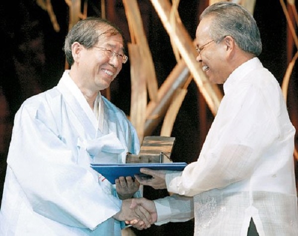 박원순 시장이 지난 2006년 필리핀 마닐라에서 막사이사이상의 공공 봉사 부문 수상자로 선정돼 상을 받고 있다. 사진=연합뉴스