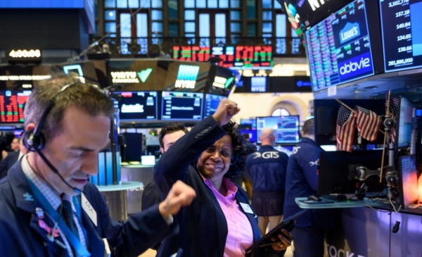 뉴욕증권거래소(NYSE)에서 14일(현지시간) 주요 지수는 미국 연방준비제도(Fed)의 부양책이 지속될 것이라는 기대로 일제히 올랐다. 사진=AFP/연합