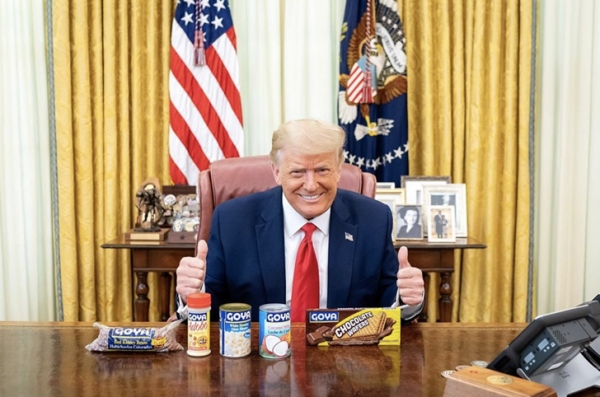 트럼프 대통령이 지난 15일 백악관 집무실 책상위에 고야 통조림을 올려놓고 엄지를 들고 있는 사진을 인스타그램에 올렸다. 사진=트럼프대통령 SNS캡쳐.