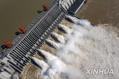 창장(長江·양쯔강) 유역 홍수로 싼샤(三峽)댐이 여전히 높은 수위를 유지한 가운데 강한 비바람을 동반한 4호 태풍 하구핏이 중국 동남부 해안지역을 지나면서 피해우려가 커진 상황이다. 사진=신화/연합