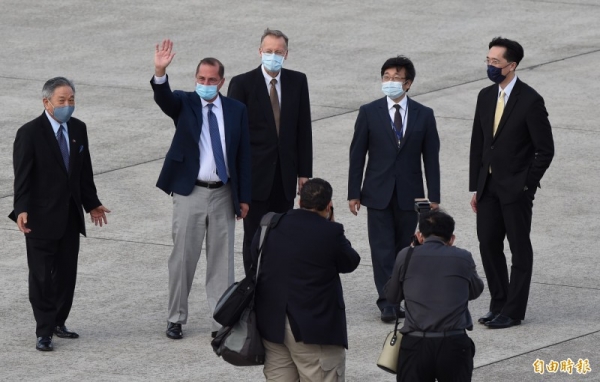 에이자 장관은 9일 오후 4시 48분(현지시간) 타이완 북부 타이베이(臺北) 쑹산(松山) 공항에 도착했다. 사진=타이완 자유시보