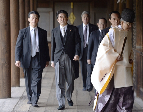 일본의 패전일인 15일을 앞두고 아베 신조(安倍晋三) 일본 총리가 A급 전범이 합사된 야스쿠니신사(靖國神社)를 참배 여부에 관심이 쏠렸다. 사진=교도/연합
