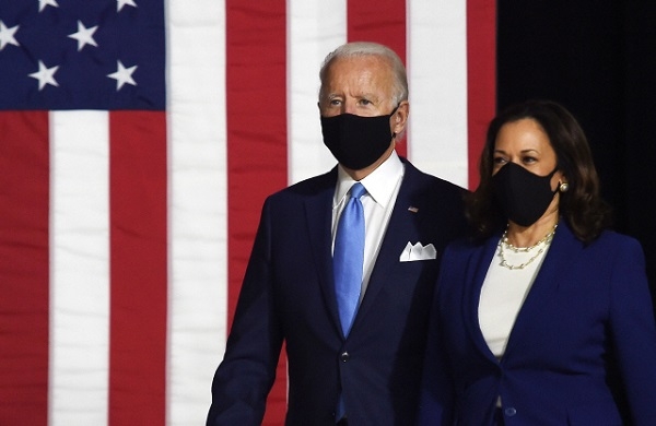 조 바이든 민주당 대선 후보와 카말라 해리스 상원의원이 12일(현지시간) 마스크를 착용한 채 기자회견장에 들어서고 있다. 사진=연합뉴스