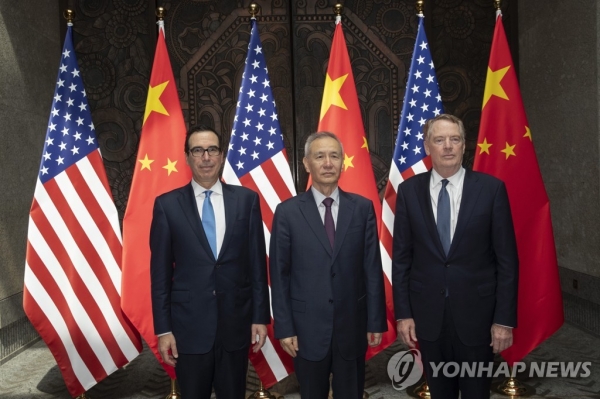 미국과 중국 고위급 대표가 2019년 7월 회의에 앞서 기념사진을 황영했다. 스티븐 므누신 미 재무장관, 류허 부총리, 라이트하이저 대표(왼쪽부터) 사진=AFP/연합