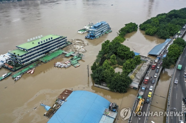 홍수가 휩쓴 충칭(重慶) 지역에는 26만명의 이재민이 발생하고 수만여 상가들이 물에 잠기는 등 곳곳에서 피해가 잇따랐다. 신화=연합