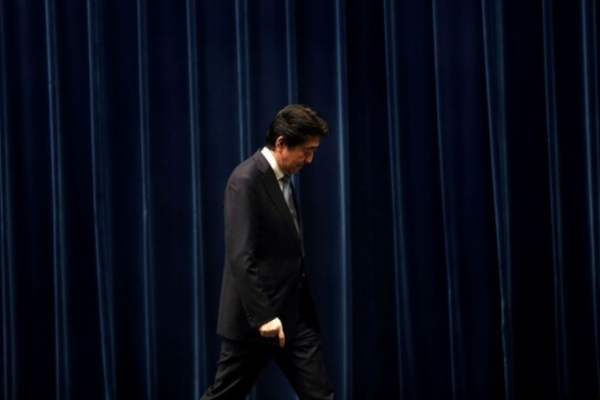일본 역사상 7년8개월 최장수 기록을 세운 아베 총리가 지난 28일 임기 1년여를 앞두고 전격 사퇴의사를 밝혔다. 사퇴 기자회견으 마친 아베 총리가 기자회견장을 빠져나가고 있다. 사진=연합뉴스.