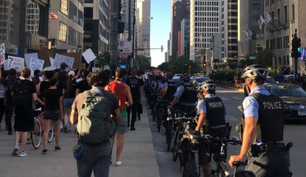미국 시카고 다운타운에서 지난 29일 오후(현지시간) 경찰들의 엄호 아래 경찰의 흑인 총격 사망 사건에 항의하는 시위대가 가두행진을 하고 있다. 사진=NBC 5 Chicago 캡쳐.