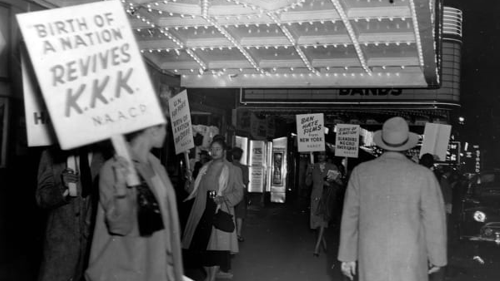 국가의 탄생’이 상영 중인 영화관 앞에서 피켓을 들고 시위 중인 NAACP (전미 유색인종 지위향상협회) 회원들. 사진은 1947년에 촬영된 것으로, 영화가 상영된 1915년에도 비슷한 일들이 영화관 앞에서 벌어졌다. 사진=히스토리 채널 화면 캡쳐.