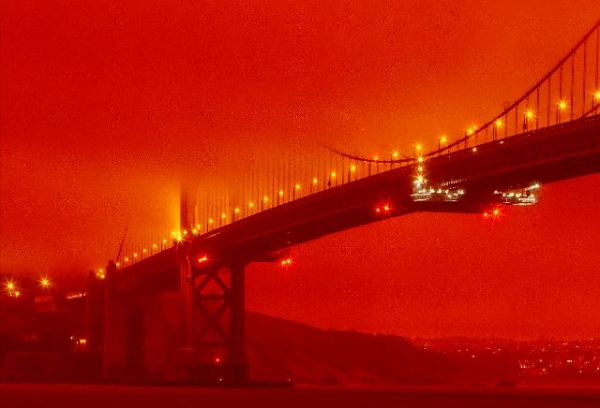 미국 서부 해안 지역에서 발생한 대형 산불의 여파로 주황색 연무에 휩싸여 있는 캘리포니아주 샌프란시스코 금문교. 사진=AP/연합뉴스