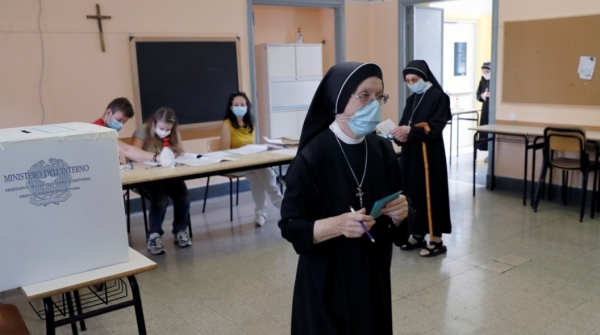 이탈리아 수녀들이 20일(현지시간) 로마의 한 투표소에 들러 양원 의원 수 감축 여부를 묻는 국민투표에 참여하고 있다. 사진=로이터/연합
