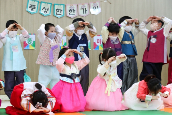 광주 북구청어린이집에서 원생들이 차례 예절을 배우고 있다. 사진=연합뉴스