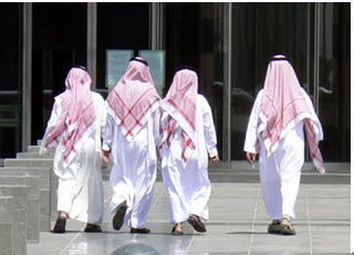 사우디아라비아에 입국하면 가장 흔하게 볼수 있는 사우디 국민들의 의상. 사진= 구글