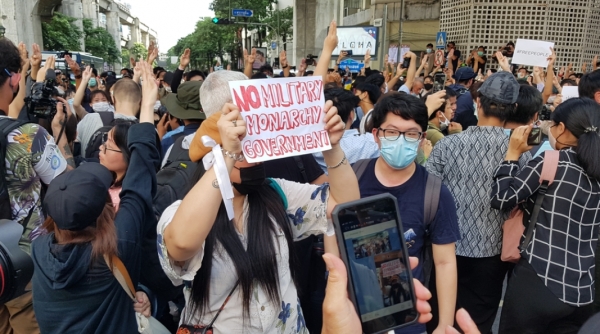 태국 젊은이들이 '군부·군주제 민주주의 반대' 플래카드를 들고 집회에 나섰다. 참석자는 교복을 입은 고등학생부터 대학생, 20~30대가 압도적으로 많다. 사진=연합