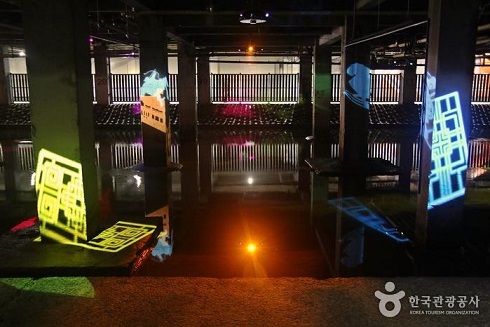 홍제천 유진상가 지하 구간이 예술 공간 ‘홍제유연’으로 새롭게 태어났다. 작품은 뮌의 ‘흐르는 빛, 빛의 서사’. 사진=한국관광공사