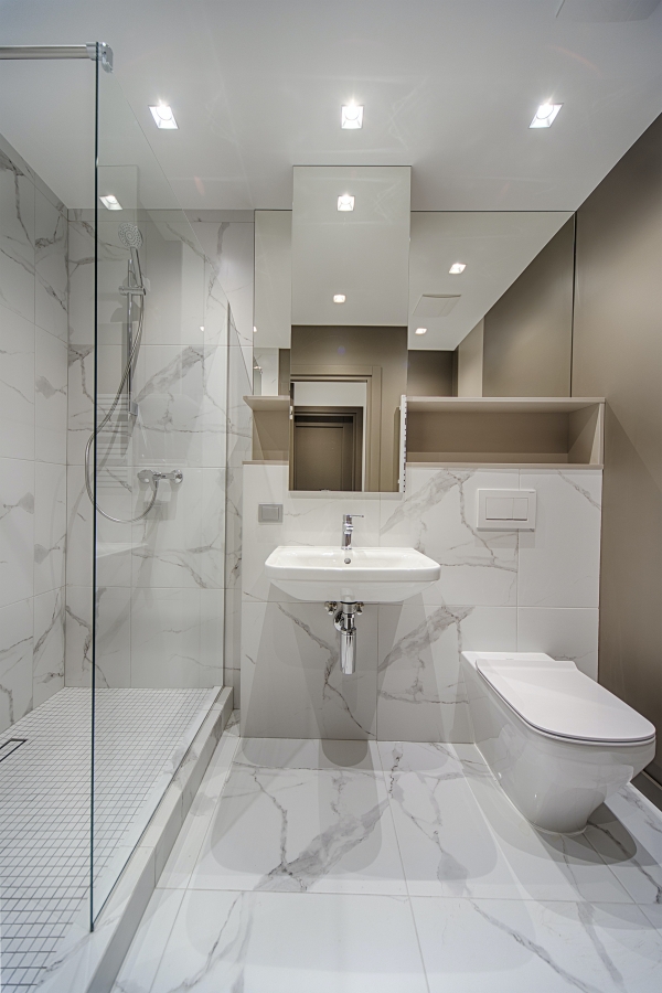 샤워 부스를 설치한 반건식 욕실. 출처: Pexels