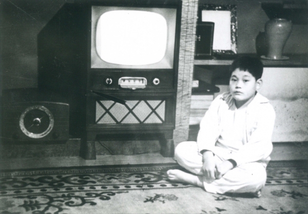 TV브라운관 앞에 앉아있는 어린 시절의 이건희 회장. 그는 이런 TV 신제품이 나올때마다 다 뜯어서 내부를 확인하는 '덕후'였다. 사진제공= 삼성