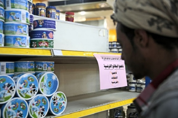 중동국가 예멘의 수도인 사나 지역의 한 슈퍼마켓에서 '프랑스산 제품은 팔지 않는다'는 문구와 함께 진열대가 텅 비어있다. 사진-연합뉴스