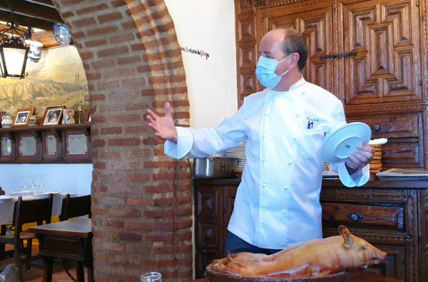 3대째 식당을 운영 중인 칸디도 로페즈가 새끼 돼지 요리에 대해 설명하는 모습. [사진=최지윤 통신원