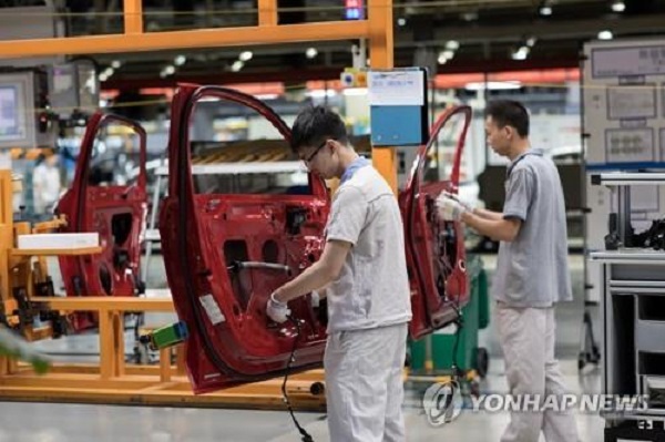 중국의 11월 제조업 PMI가 52.1로 3년여만에 최고치를 기록했다. 사진은 중국 광둥성 포산의 자동차 공장. 사진=연합뉴스
