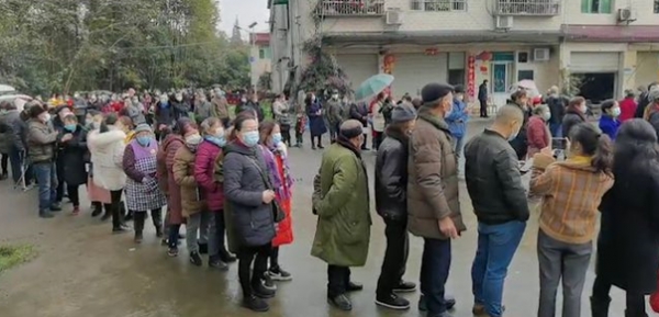 이달 들어 연일 코로나 확진자가 발생하고 있는 중국 쓰촨성 청두에서 주민들이 코로나19 검사를 받기 위해 줄서 있는 모습. 사진=쓰촨지역TV화면 캡쳐.