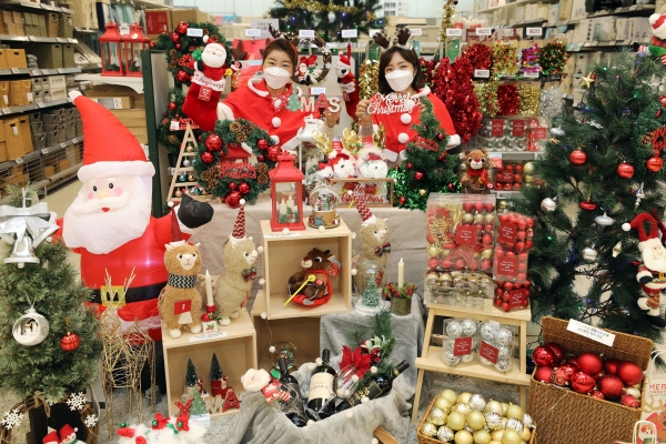 이마트는 오는 17일부터 25일까지 크리스마스 트리, LED 전구, 각종 소품 등의 크리스마스 장식 용품을 최대 60% 할인 판매한다. 사진제공=이마트
