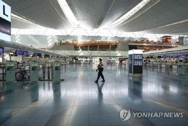 일본 정부가 모든 입국자에 대해 코로나19 음성 증명서를 의무화한다고 밝혔다. 사진은 텅 빈 도쿄 하네다공항의 모습. 사진=연합뉴스